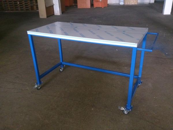 stalowy niebieski stolik